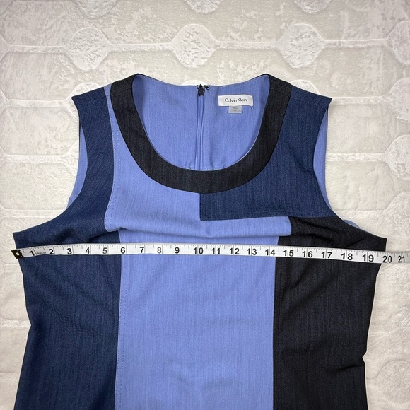 Calvin Klein Colorblock Sheath Dress Blue Navy Denim Look Sz 12 Sleeveless Chic - Picture 2 of 10